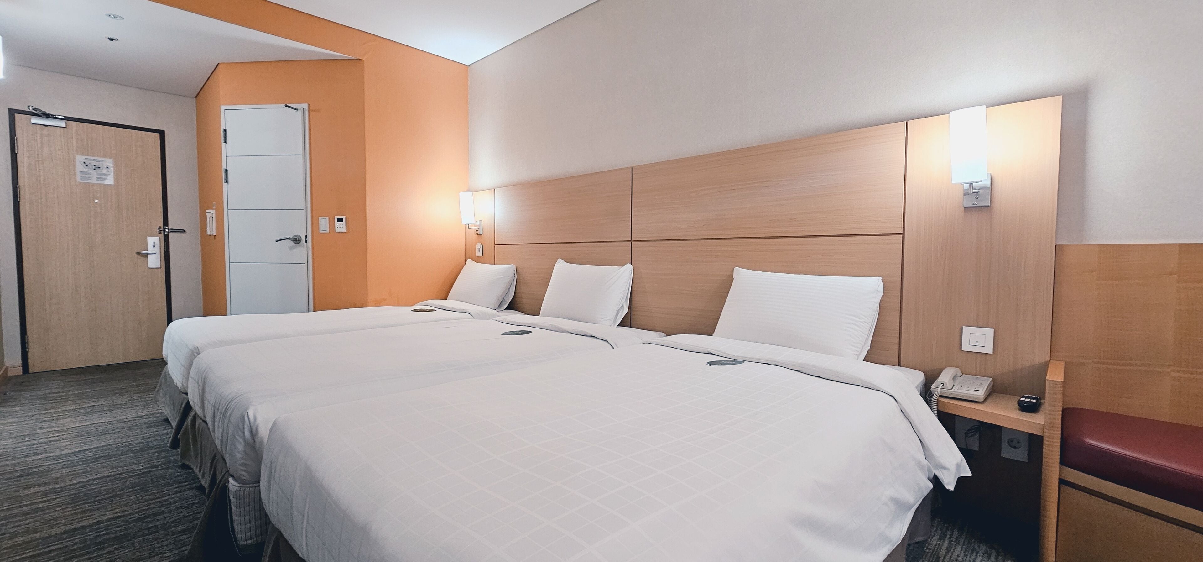 Tremannsrom – standard | Safe på rommet, skrivebord og skrivebord for bærbar PC