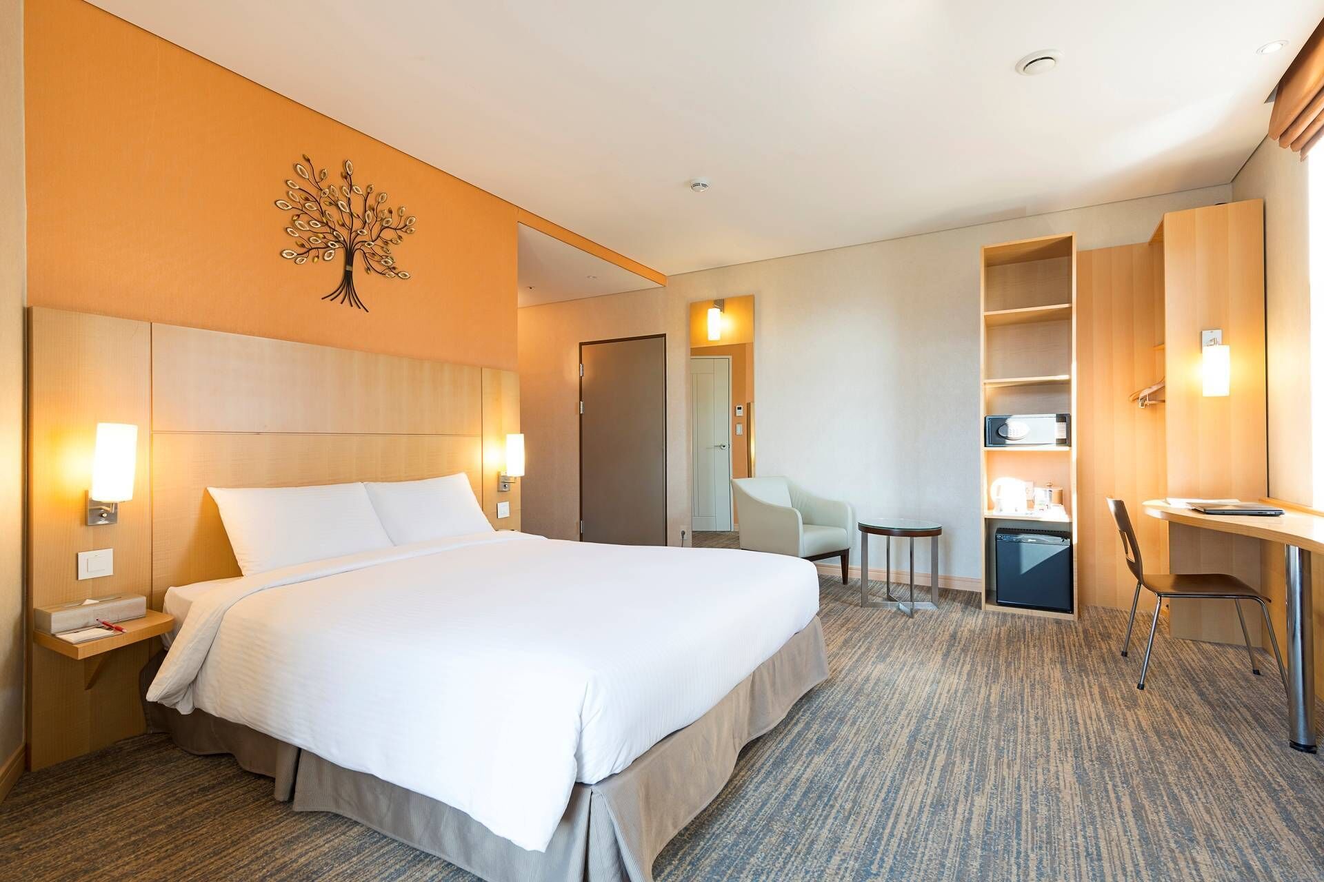 Safe på rommet, skrivebord og skrivebord for bærbar PC