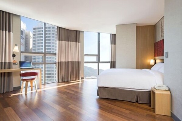 Deluxe Room, 1 Double Bed | In-room safe, desk, blackout curtains, free WiFi