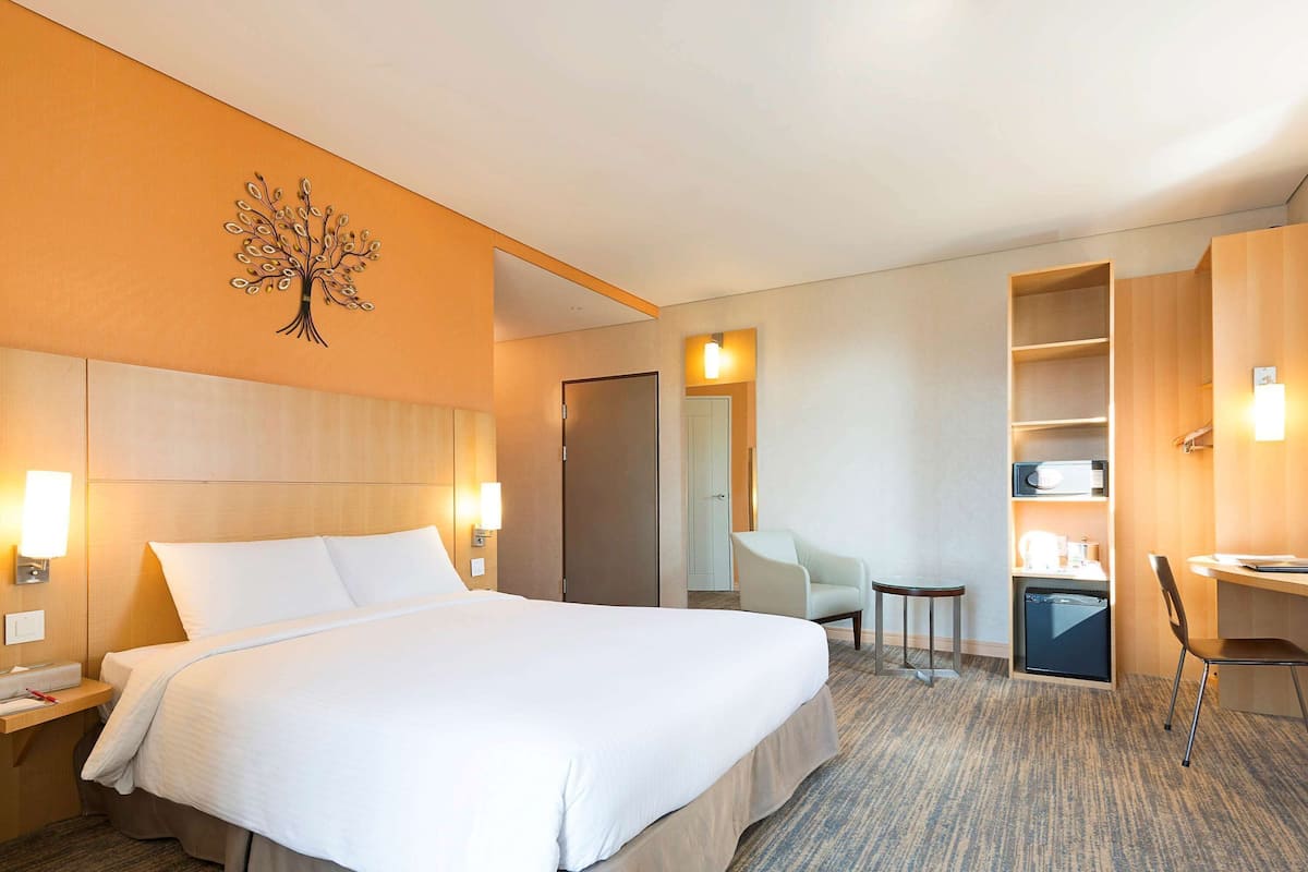 In-room safe, desk, laptop workspace, blackout drapes