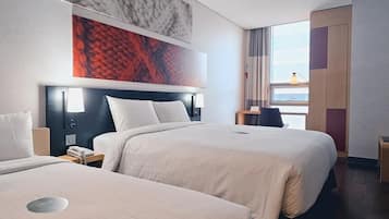 Safe på rommet, skrivebord og skrivebord for bærbar PC