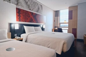 Caja de seguridad en la habitación y escritorio 