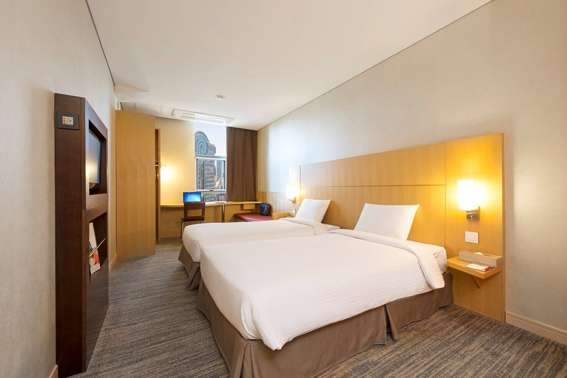 Safe på rommet, skrivebord og skrivebord for bærbar PC