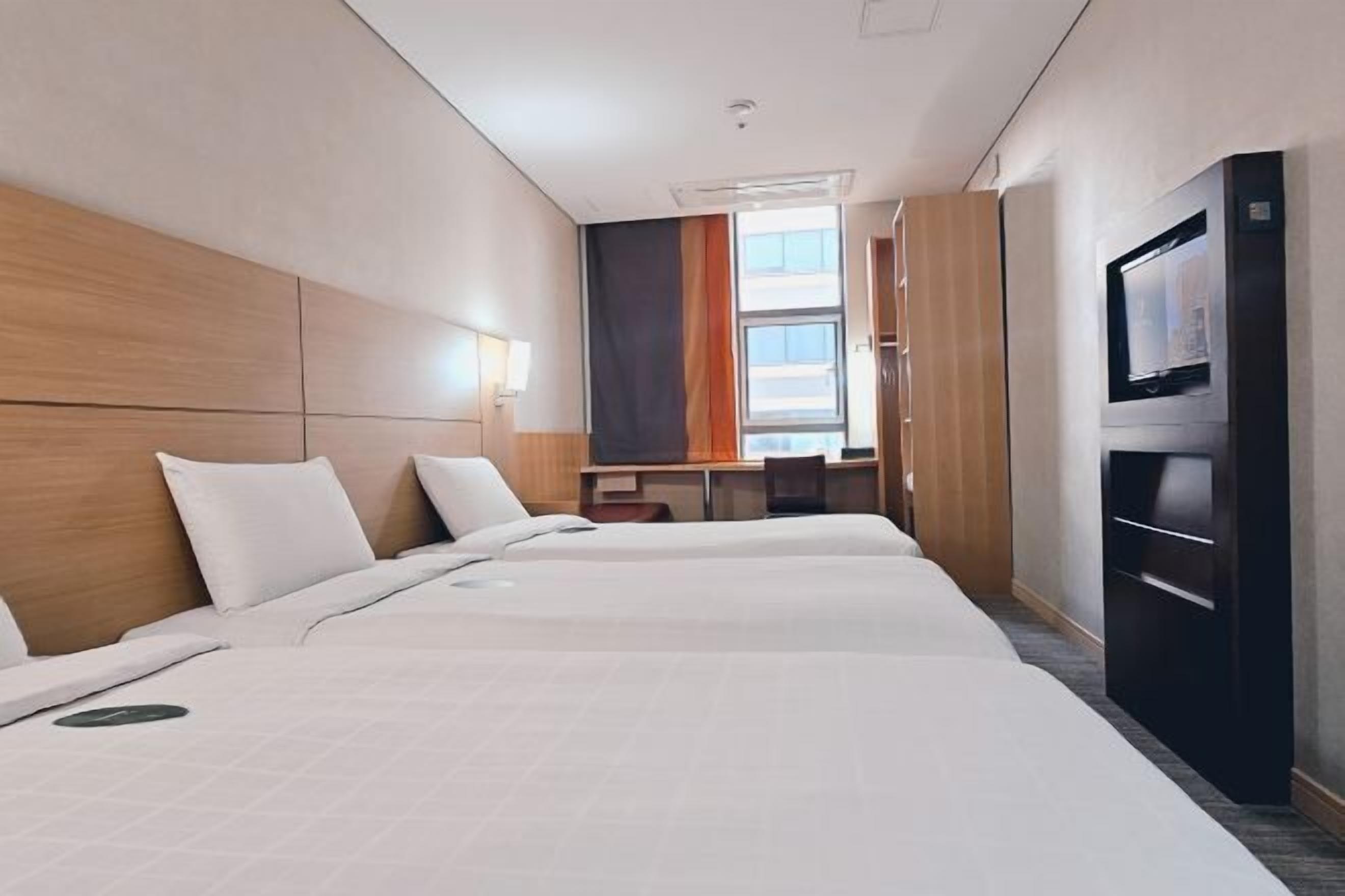 Safe på rommet, skrivebord og skrivebord for bærbar PC