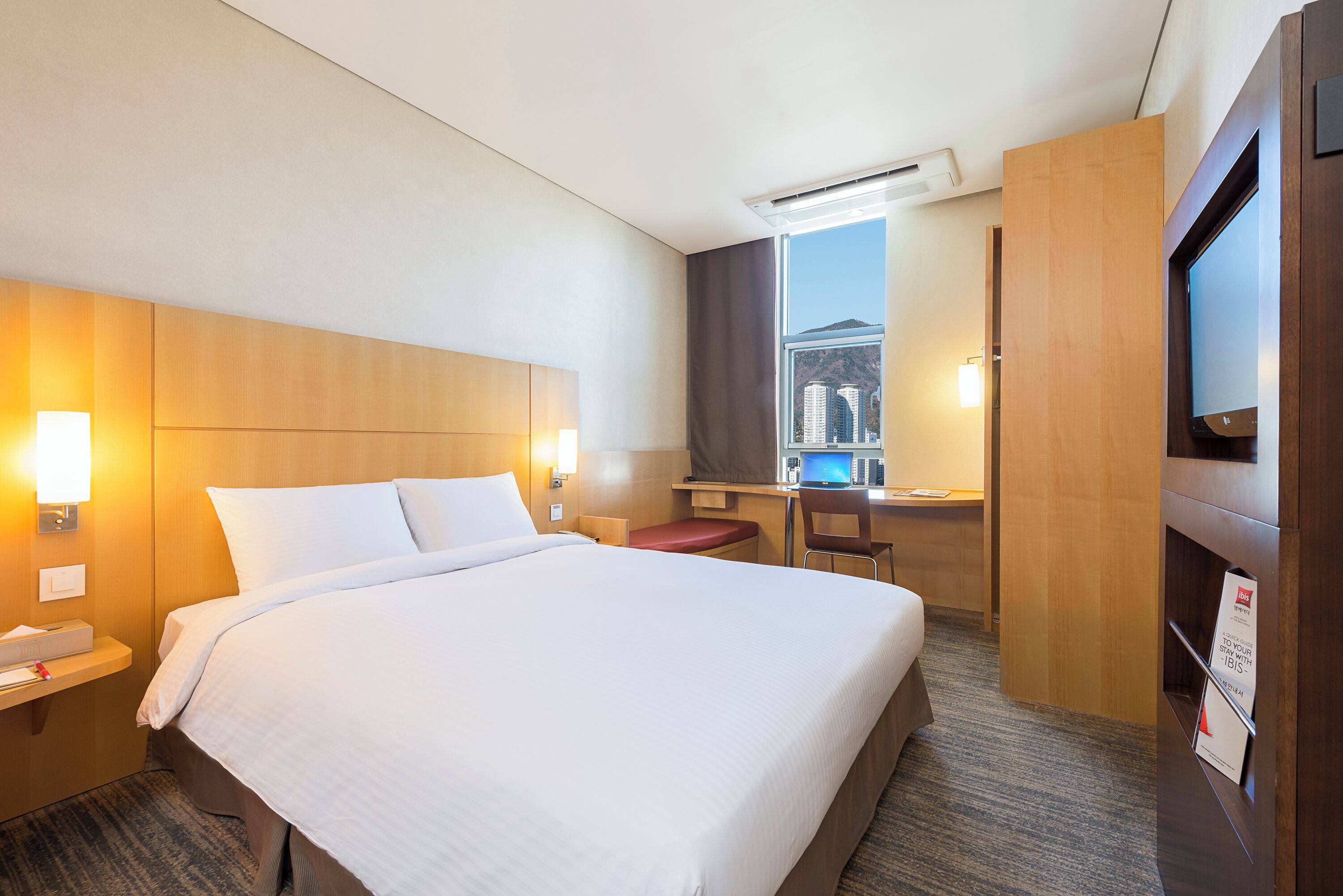 客房内保险箱、办公桌、笔记本电脑工作区、遮光窗帘