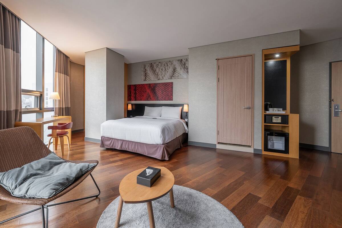 In-room safe, desk, laptop workspace, blackout drapes