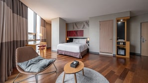 A hotel room with a bed, a chair, a desk, and a wardrobe. - Central Seven Hotel by Kwon Busan Seomyeon (Busan)