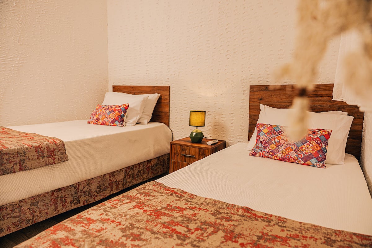 Quarto econômico | Wi-Fi de cortesia, roupa de cama