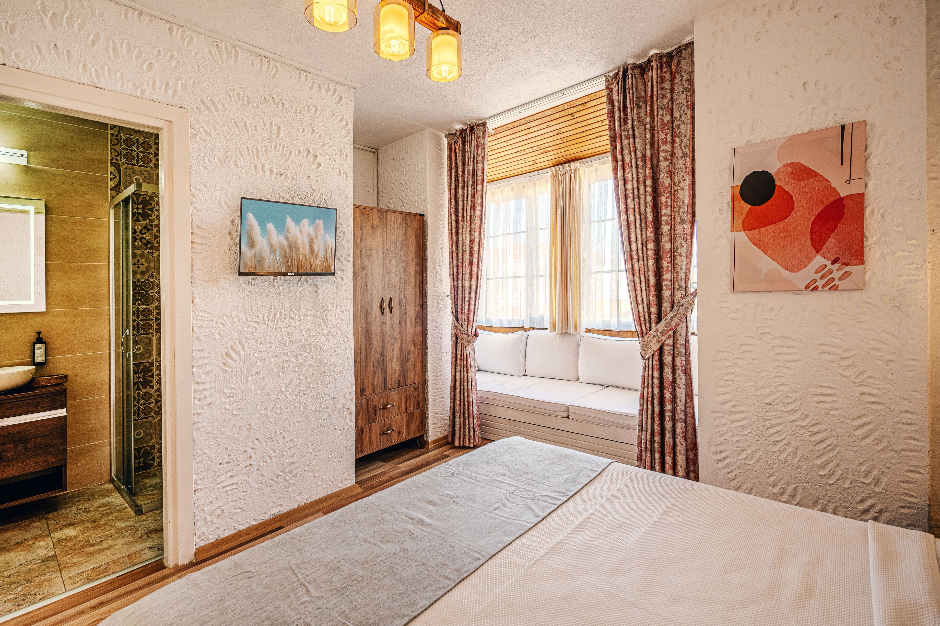 Superior Room (2-3 People) Bay Window | Free WiFi, bed sheets