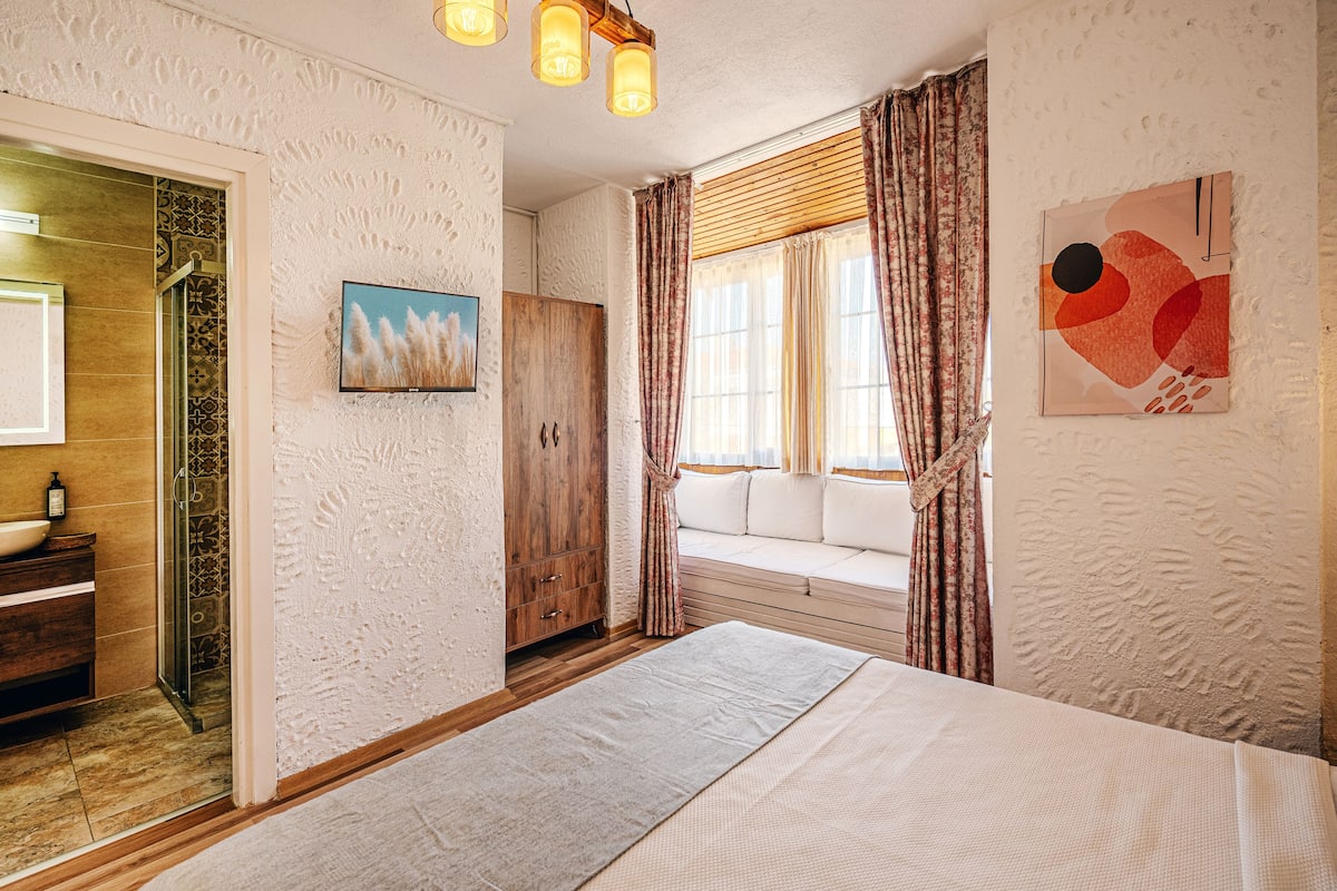 Superior Room (2-3 People) Bay Window | Free WiFi, bed sheets