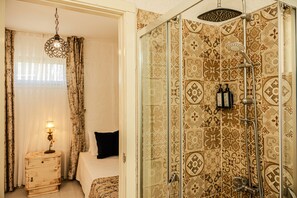 Family Room (3-4 people) Minus 1st Floor | Badezimmer | Dusche, Regendusche, kostenlose Toilettenartikel, Haartrockner