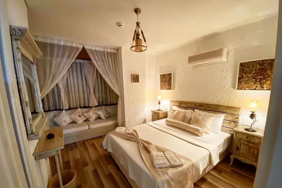 Superior Room (2-3 People) Bay Window | Free WiFi, bed sheets