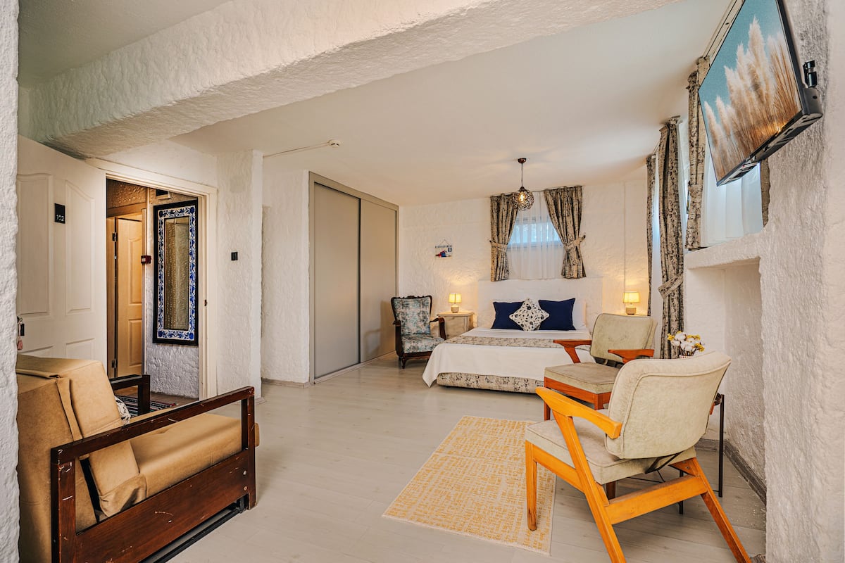 Family Room (3-4 people) Minus 1st Floor | Wi-Fi de cortesia, roupa de cama