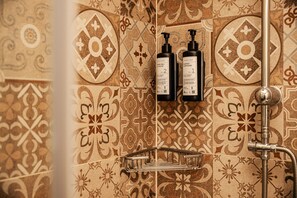 Superior Room (2-3 People) Bay Window | Bathroom | Shower, rainfall showerhead, free toiletries, hair dryer - Bizim Ev Hotel (Cesme)