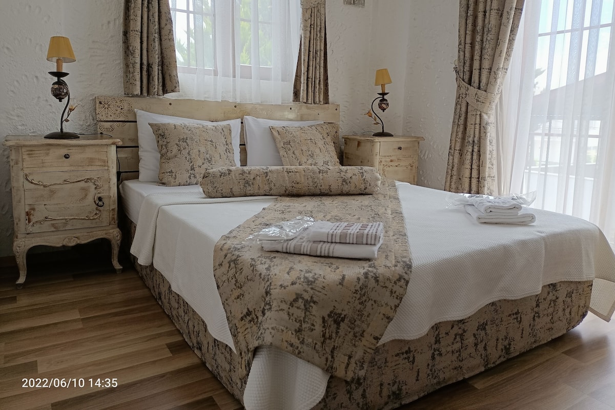 Standard Double Room | Free WiFi, bed sheets