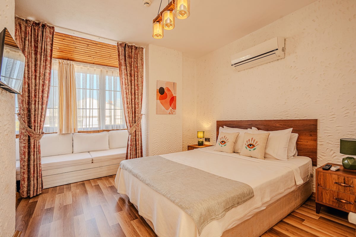 Superior Room (2-3 People) Bay Window | Wi-Fi de cortesia, roupa de cama