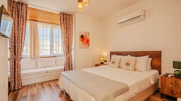 Superior Room (2-3 People) Bay Window