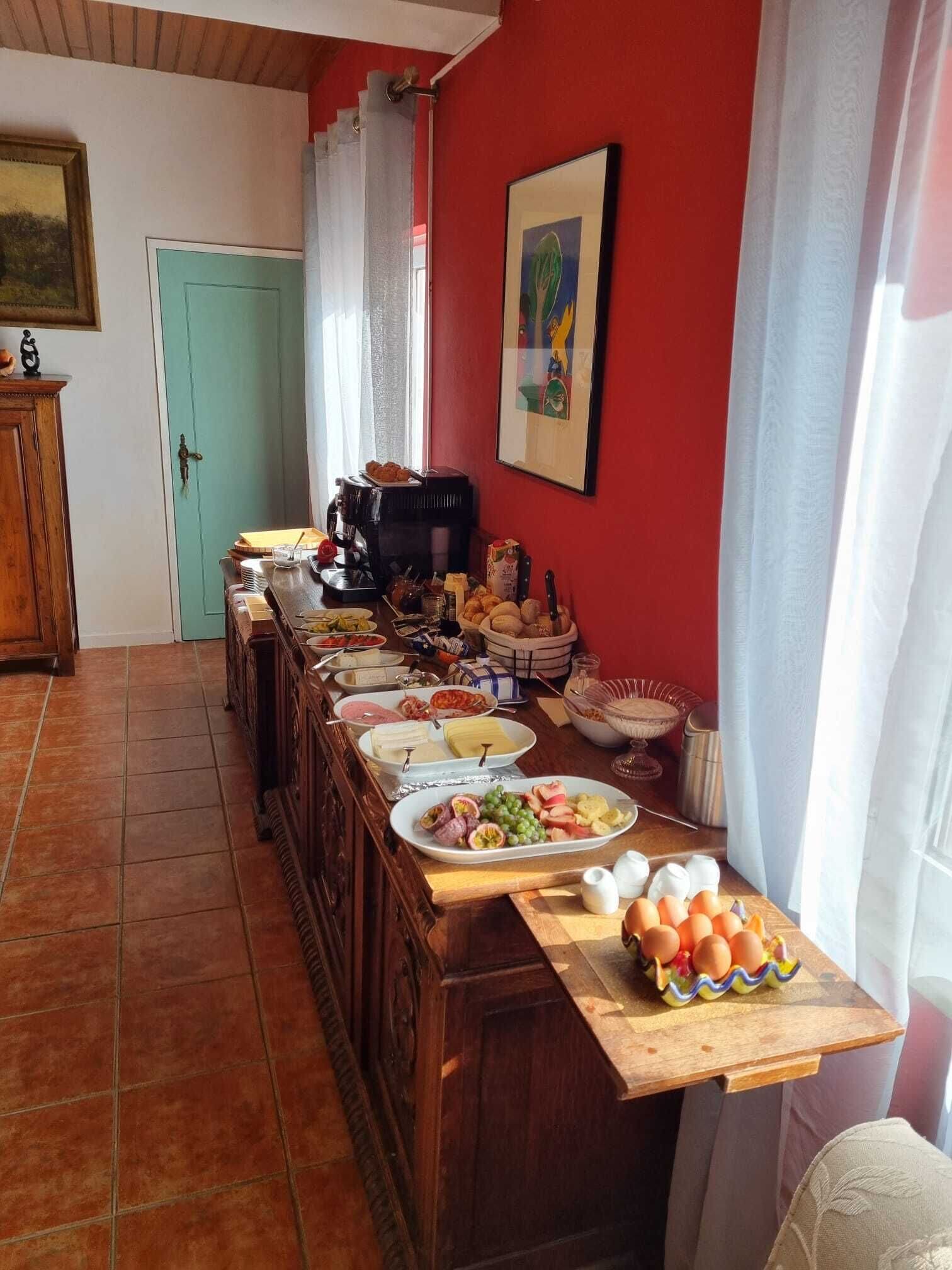 Un bufé de desayuno con diversas opciones de comida y una máquina de café.