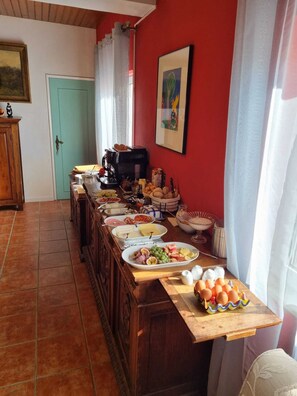 Free daily full breakfast