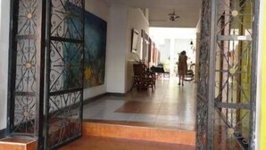 The entrance to HOTEL PLAYA MAR with a decorative metal gate and a tiled floor. - Ayenda 1614 Playa y Mar (Santa Marta)