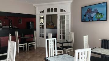 Desayuno continental (EUR 8.90 por persona)