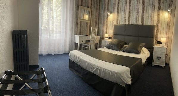 Superior Double Room | Desk, soundproofing, free WiFi, bed sheets - Hotel Le Faisan (Montlucon)