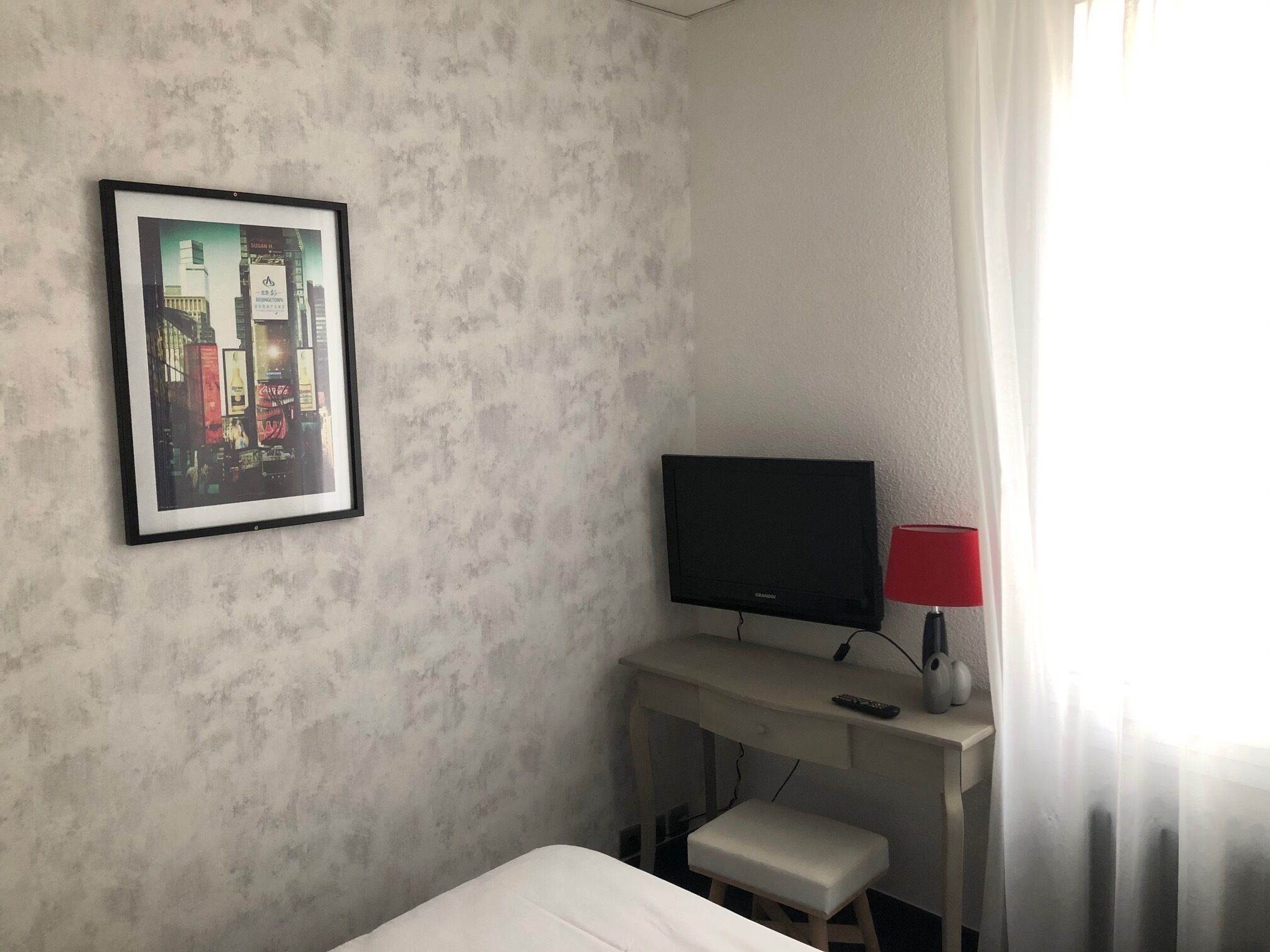 economy double room | television