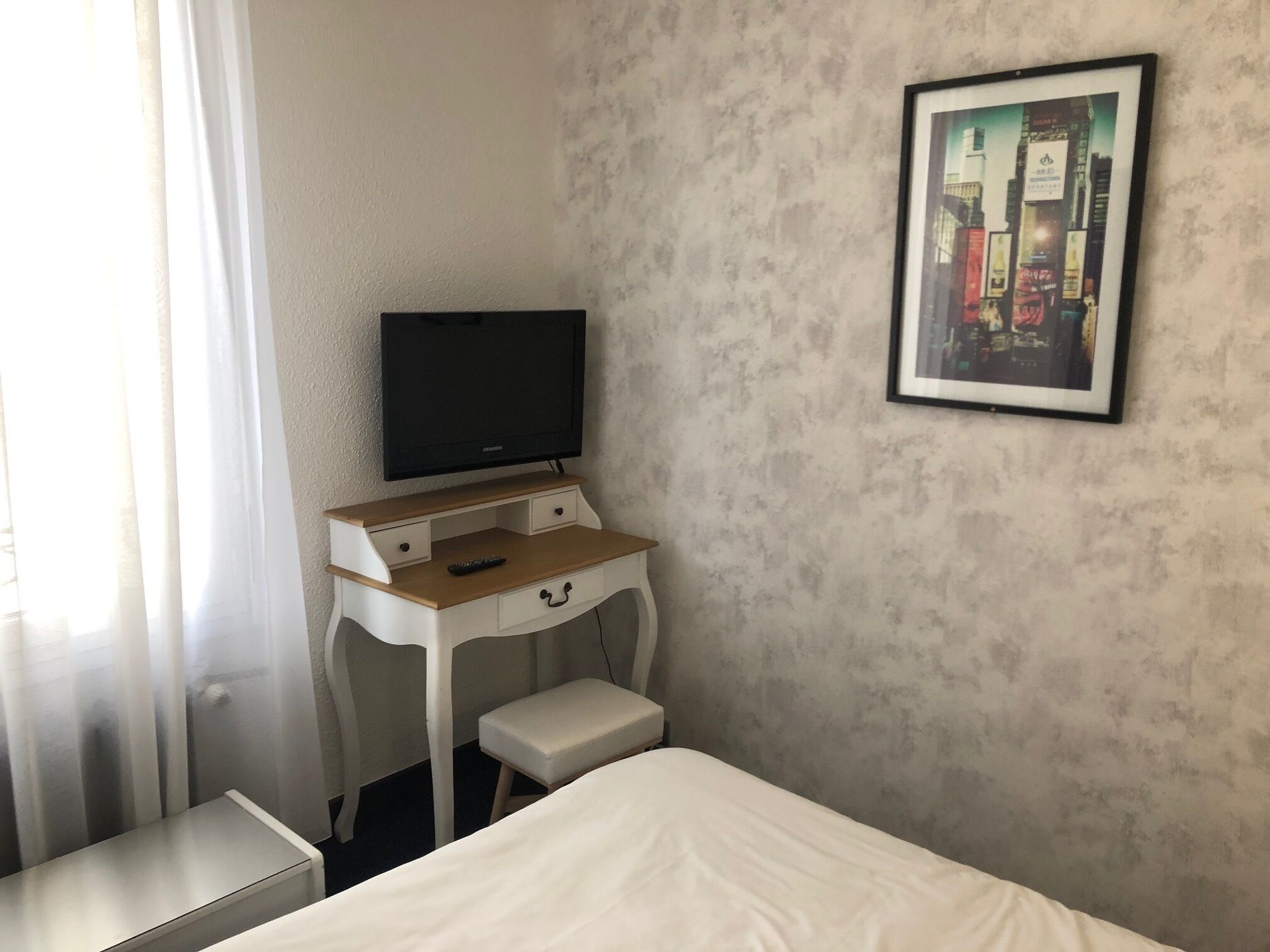 economy double room | television