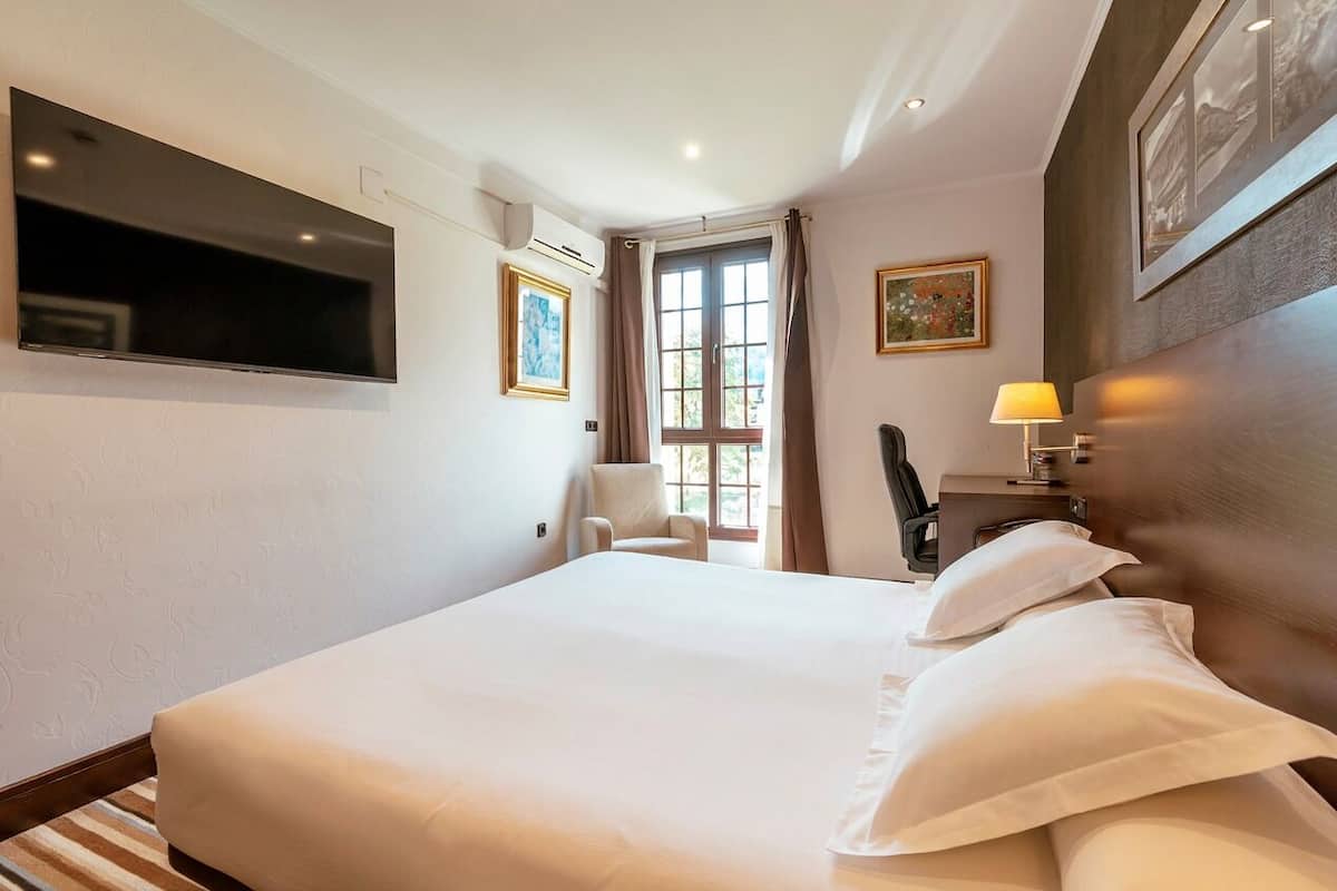 Egyptian cotton sheets, premium bedding, down comforters, minibar