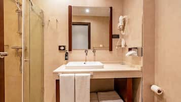 Shower, hydromassage showerhead, free toiletries, hair dryer