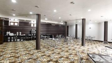 بوفيه فطور في أيام الأسبوع بتكلفة قدرها (12 EUR للشخص)