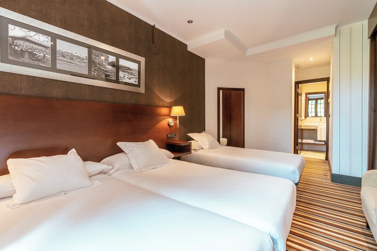 Habitación doble con cama adicional | Egyptian cotton sheets, premium bedding, down comforters, minibar