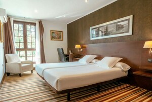 Habitación con 1 cama doble o 2 individuales, vistas al jardín | Sábanas de algodón egipcio y ropa de cama de alta calidad