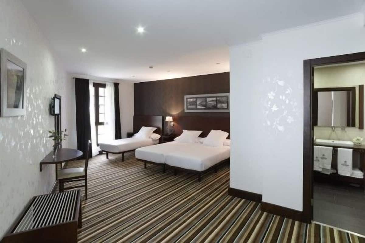 Egyptian cotton sheets, premium bedding, down duvets, minibar