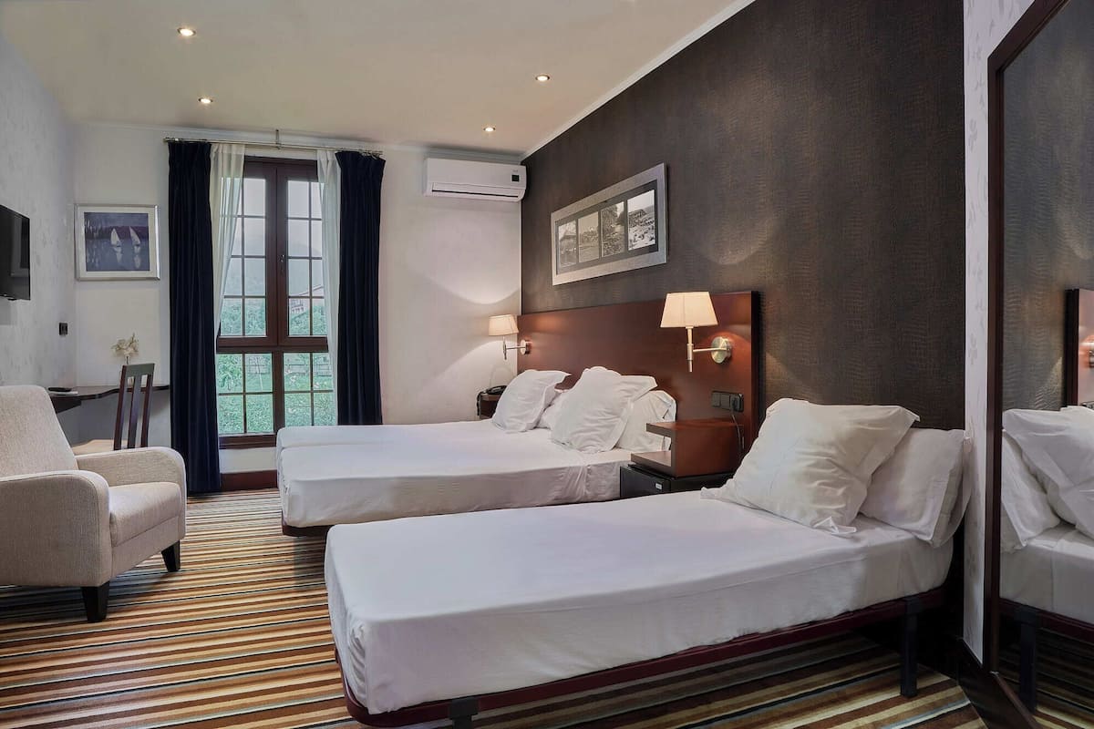 1 bedroom, Egyptian cotton sheets, premium bedding, down duvets