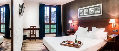 Kahden hengen huone (yksi tai kaksi sänkyä), näköala puutarhaan | Egyptinpuuvillaiset lakanat, ylelliset vuodevaatteet, untuvapeitot