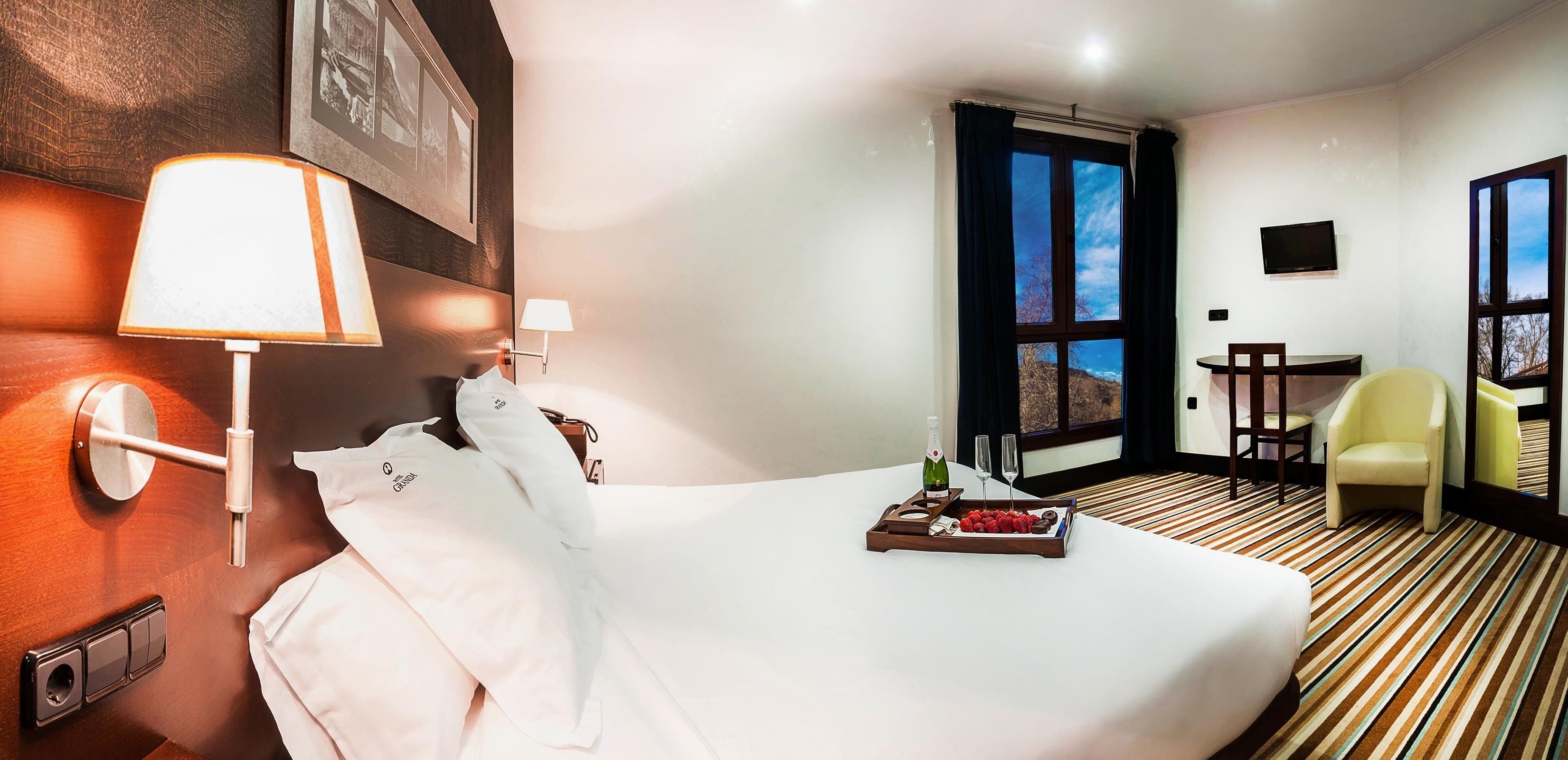 Habitación con 1 cama doble o 2 individuales, vistas al jardín | Sábanas de algodón egipcio y ropa de cama de alta calidad