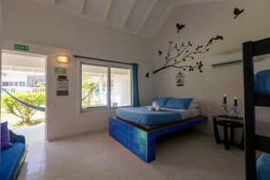 Caja de seguridad en la habitación y decoración personalizada 