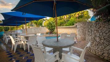 Piscina all'aperto, ombrelloni da piscina, lettini