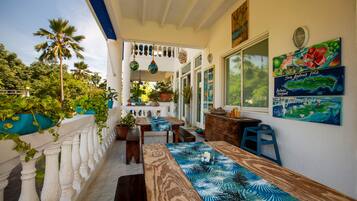 Se sirven desayunos, comidas y cenas con vista a la alberca