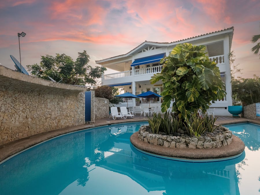 Utendørsbasseng, bassengparasoller og solsenger