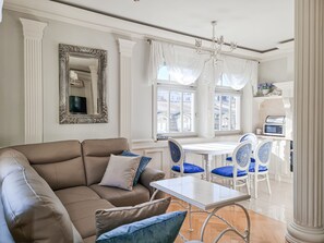 Family Studio Suite, Kitchenette, Courtyard View (With Garage) | Living area | 42-inch flat-screen TV with cable channels