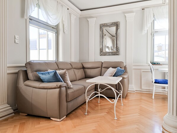 Family Studio Suite, Kitchenette, Courtyard View (With Garage) | Interior