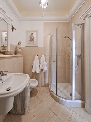 Family Studio Suite, Kitchenette, Courtyard View (With Garage) | Bathroom shower - Aleksander Apartament PREMIUM Sopot ul. Boh. Monte Cassino z garażem (Sopot)