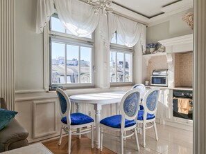 Familien-Studiosuite, Kochnische, Blick auf den Innenhof (With Garage) | Eigene Kochnische | Großer Kühlschrank, Mikrowelle, Ofen, Herdplatte