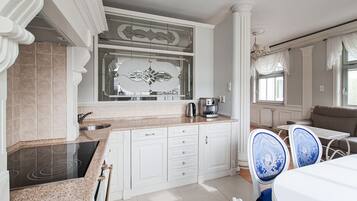Family Studio Suite, Kitchenette, Courtyard View (With Garage) | Private kitchenette | Full-sized fridge, microwave, oven, stovetop