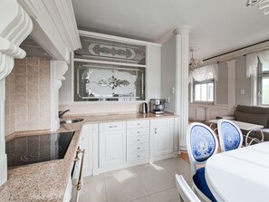 Family Studio Suite, Kitchenette, Courtyard View (With Garage) | Private kitchenette
