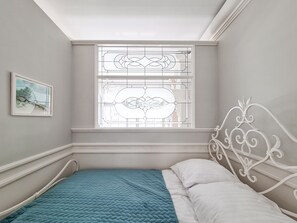 Family Studio Suite, Kitchenette, Courtyard View (With Garage) | In-room safe, iron/ironing board, free WiFi, bed sheets