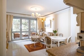 Departamento Premium, 1 habitación, para no fumadores (ul. Świętopełka 7 Ziemia 10, Garage) | Sala de estar | Televisión de pantalla plana de 42 pulgadas con canales por cable 