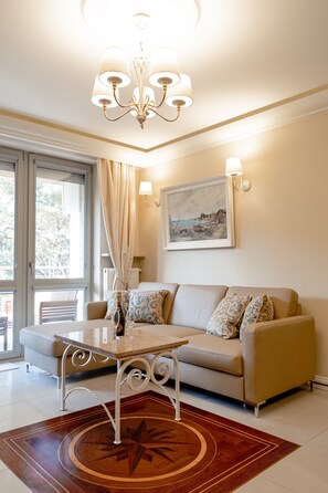 Premium Apartment, 1 Bedroom, Non Smoking, Kitchenette (ul. Świętopełka 7 Ziemia 10, Garage) | Living area